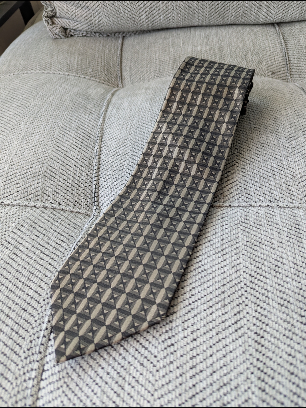 DKNY Men's Silk Tie Geometric Diamond Pattern Gray Taupe 3.75” Wide Vintage